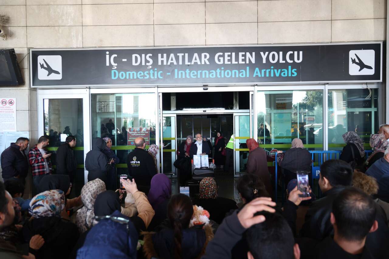 Konya Havalimanı’nda duygusal kavuşma! Vefa Umresi’nin üçüncü kafilesi döndü 5